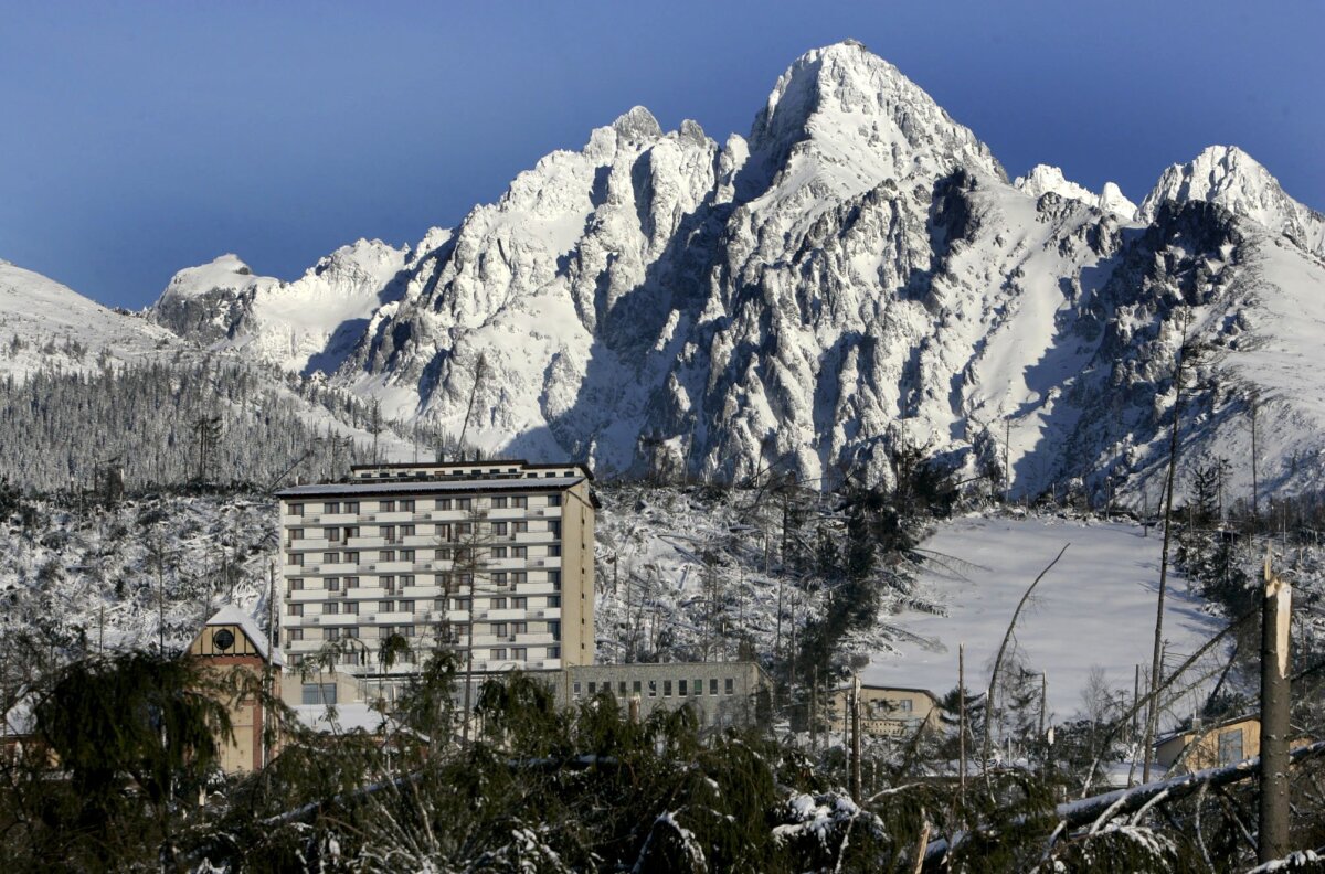 Smokovec, časť Pekná vyhliadka, vľavo hotel Belvue vo Vysokých Tatrách, v popredí spúšť, ktorú po sebe zanechala víchrica z 19. novembra 2004. 