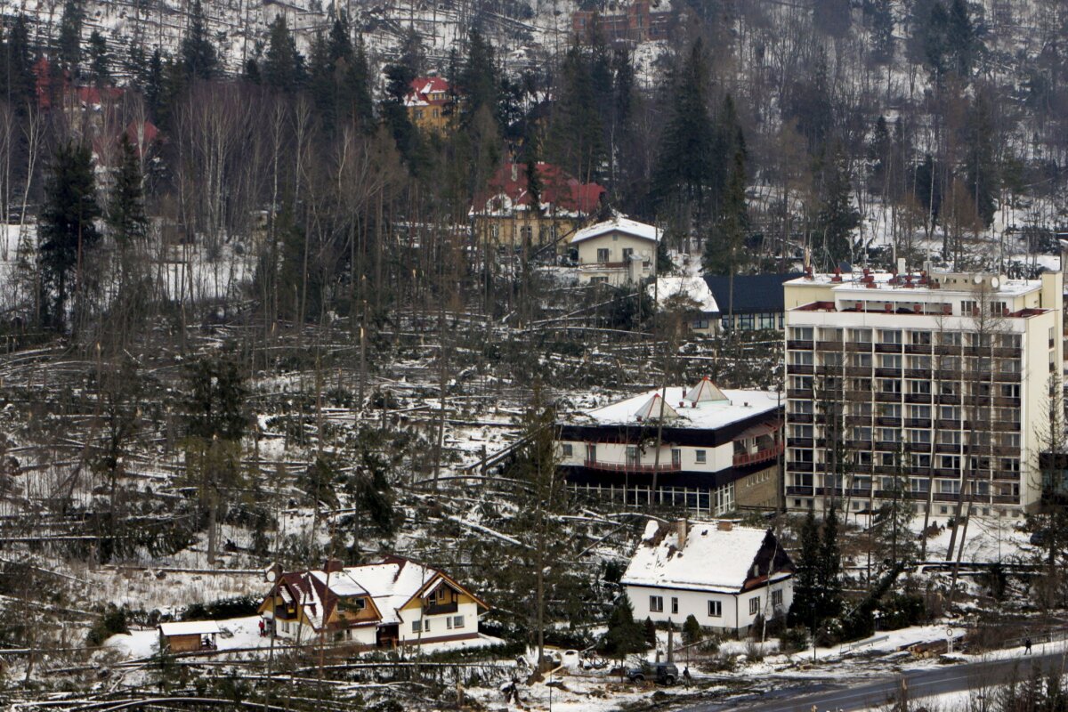 Tatry Na snímke z 28. novembra 2004 sú škody spôsobené víchricou v Tatranskej Lomnici. , Tatranská Lomnica