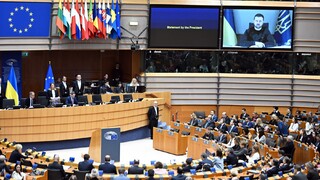 Zelenskyj v Bruseli pri príležitosti tisíceho dňa vojny zažiadal o tvrdšie sankcie. Rozhodne jednota, vyhlásil