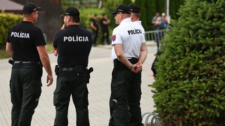 Policajti si na hruď budú pripínať kamery. Rozhodnutiu dopomohli aj pribúdajúce tragické zásahy