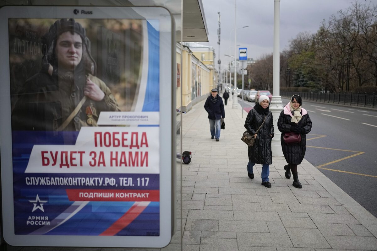 Autobusová zastávka s reklamným bilbordom, ktorý propaguje zmluvnú vojenskú službu v ruskej armáde s nápisom v ruštine „Víťazstvo bude naše!“, Moskva, Rusko, utorok 19. novembra 2024. 