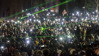 Policajné zásahy a zatýkanie. Protesty v Gruzínsku pokračujú, obyvatelia túžia po európskej budúcnosti