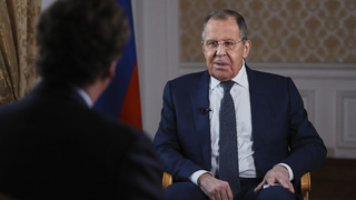 Rozhovor kontroverznému moderátorovi poskytol po Putinovi aj Lavrov. Porážku Ruska na Ukrajine nepripúšťa