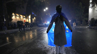 V Tbilisi pokračujú protesty. Gruzínska polícia v noci zadržala takmer 50 ľudí