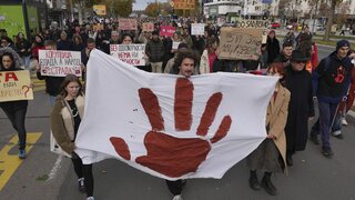 Protesty v Srbsku: Ľudia blokujú vyše 20 fakúlt. Reagujú na tragédiu v Novom Sade a útok na študentov