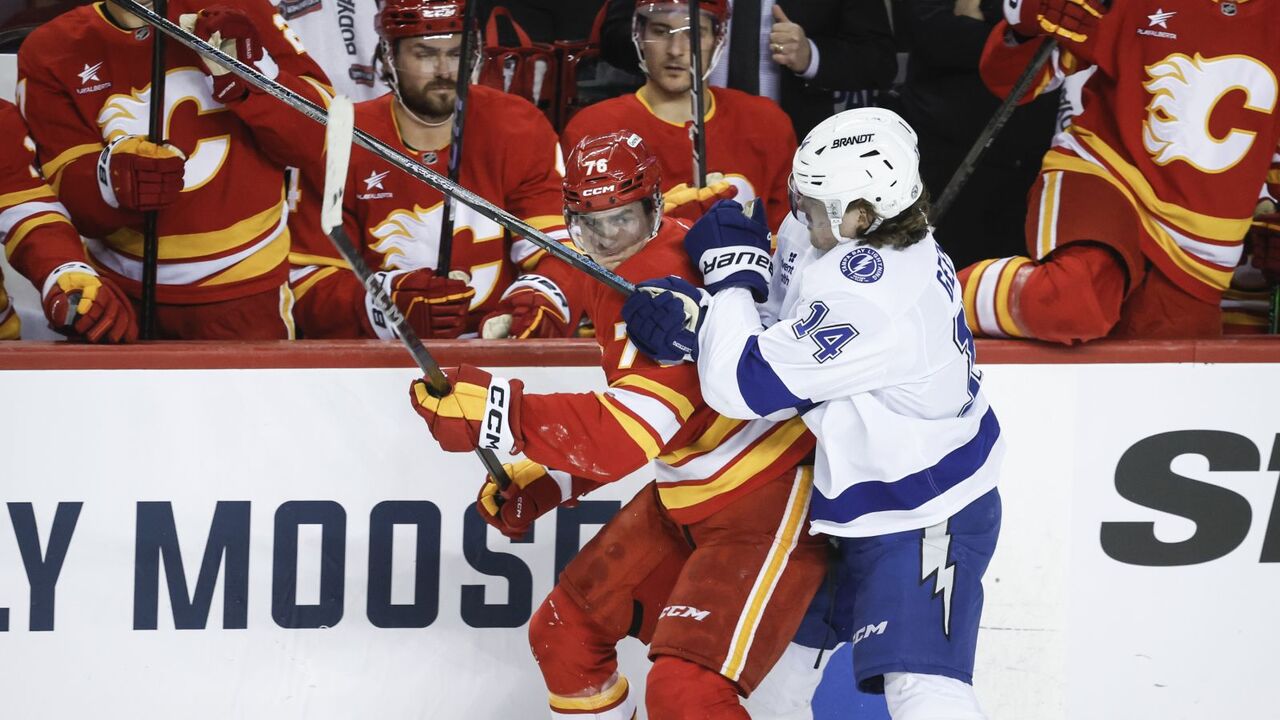 Conor Geekie z Tampy Bay Lightning (vpravo) udrel Martina Pospíšila z Calgary Flames