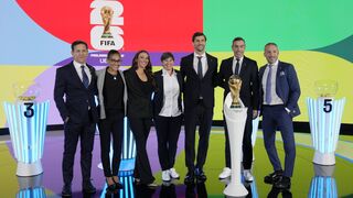 Switzerland_FIFA_World_Cup_Draw961069.jpg Šéf turnaja Manolo Zubiria, Rachel Yankey, športová hlásateľka Semra Hunter, Ariane Hingst, Fernando Llorente, Gianluca Zambrotta a Robert Pires stoja spolu na predbežnom žrebovaní UEFA pre Majstrovstvá sveta vo futbale 2026 v sídle FIFA v Zürichu vo Švajčiarsku.