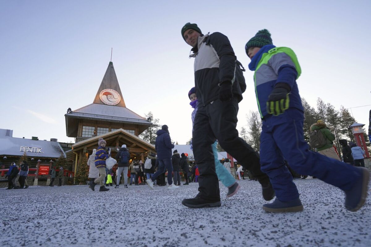 Finsko dedina Santa Clausa vianoce vianocná atmosfera turisti zima