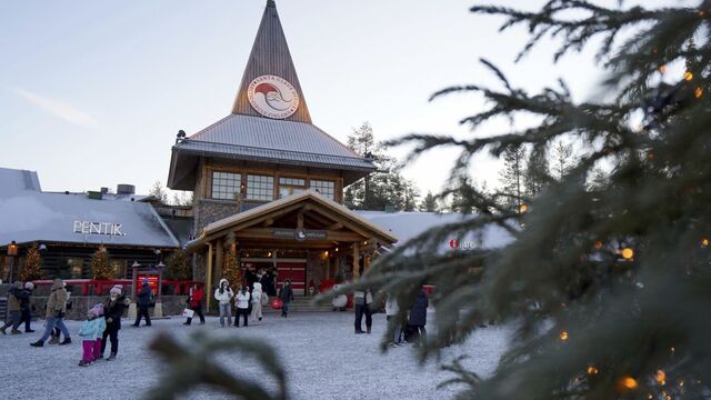 Finsko dedina Santa Clausa vianoce vianocná atmosfera turisti zima sneh ihličnan