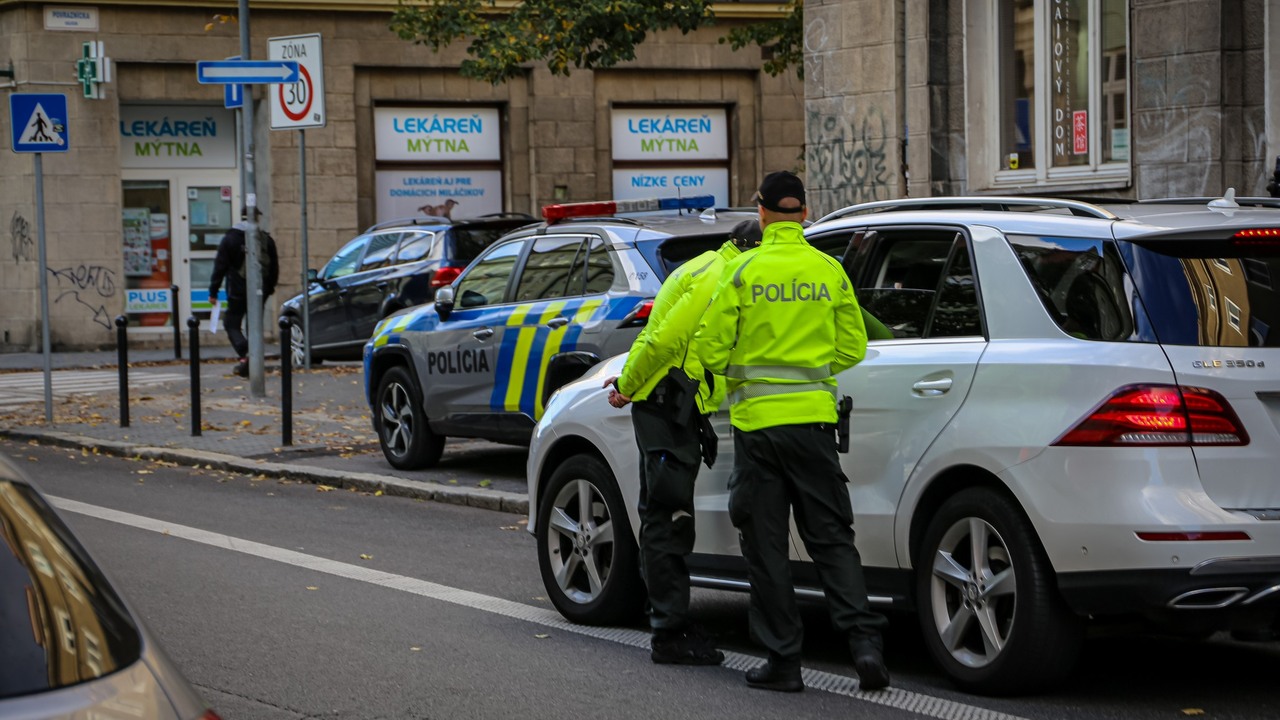 polícia policajti kontrola vodiča auto