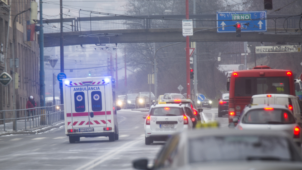 zima cesty cesta sanitka Bratislava poľadovica 