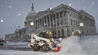 FOTO: Časti USA zasypáva sneh. Washington D.C. vyhlásil krízový stav, školy sú zatvorené a doprava mešká