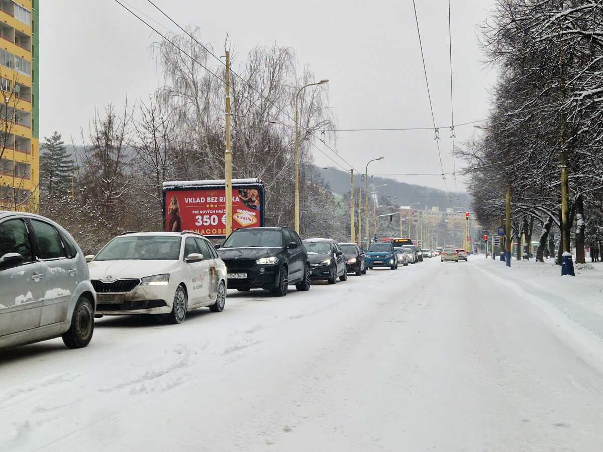 Prešov sneh doprava autá auto 