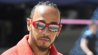 Splnený sen. Jazdec F1 Lewis Hamilton po prestupe z Mercedesu prvýkrát zavítal do sídla Ferrari