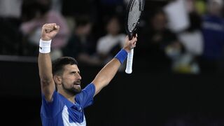 Napínavé štvrťfinále Australian Open má víťaza. Proti Zverevovi nastúpi  Djokovič