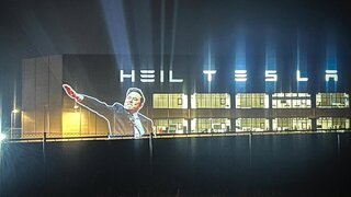 VIDEO: "Heil Tesla". Muskov kontroverzný pozdrav spustil vlnu kritiky, svieti aj na fabrike jeho automobilky