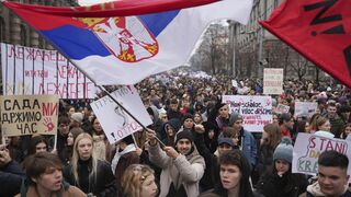 Protivládne protesty v Belehrade pokračujú. Do davu demonštrantov vrazilo auto, vodička z miesta ušla