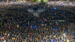 Na protivládne protesty prišlo stotisíc ľudí, všimol si ich aj Zelenskyj. Bratislavský bol jeden z najväčších od novembra 89