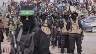 Hamas prepustí ďalších rukojemníkov. Ako dôkaz, že žijú, zverejnil strach naháňajúce videá