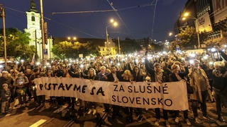 Vláda chce preveriť financovanie protestov po vražde Jána a Martiny. Vyjadrila sa ich organizátorka, ktorej ľudia priali smrť