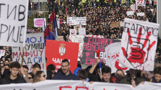 Bejzbalovými pálkami na študentov: Štyria muži zbili a prenasledovali protestujúcich v Srbsku 