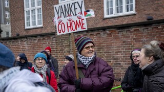 Grónsko protest žena transparent ľudia USA