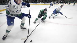 NHL: V napínavom súboji Dallasu s Vancouverom padli v posledných minútach štyri góly. Výhru si uchmatli Stars