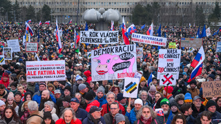 Ľudia v piatok opäť vyšli do ulíc. Aktivisti varujú: Krajina sa dostáva do izolácie (+ zoznam miest)