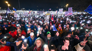 Na protivládne protesty prišlo asi 100-tisíc ľudí. V spoločnosti cítiť rozvrat, nie prevrat, odkázali organizátori