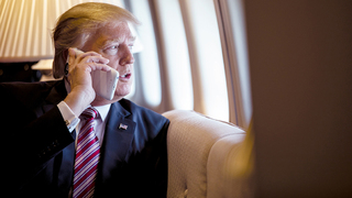 Trump telefonoval s Putinom. Americký prezident tvrdí, že rieši koniec vojny, detaily rozhovoru zahmlieva