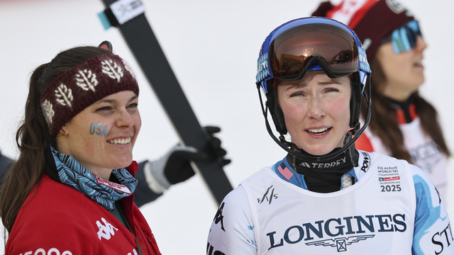 Breezy Johnsonová (vľavo) a jej tímová kolegyňa Mikaela Shiffrinová z USA