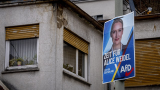 VIDEO: Kandidátke na nemeckú kancelárku za AfD presvitajú na letáku Hitlerove fúzy. Bežný trik, tvrdí poslanec