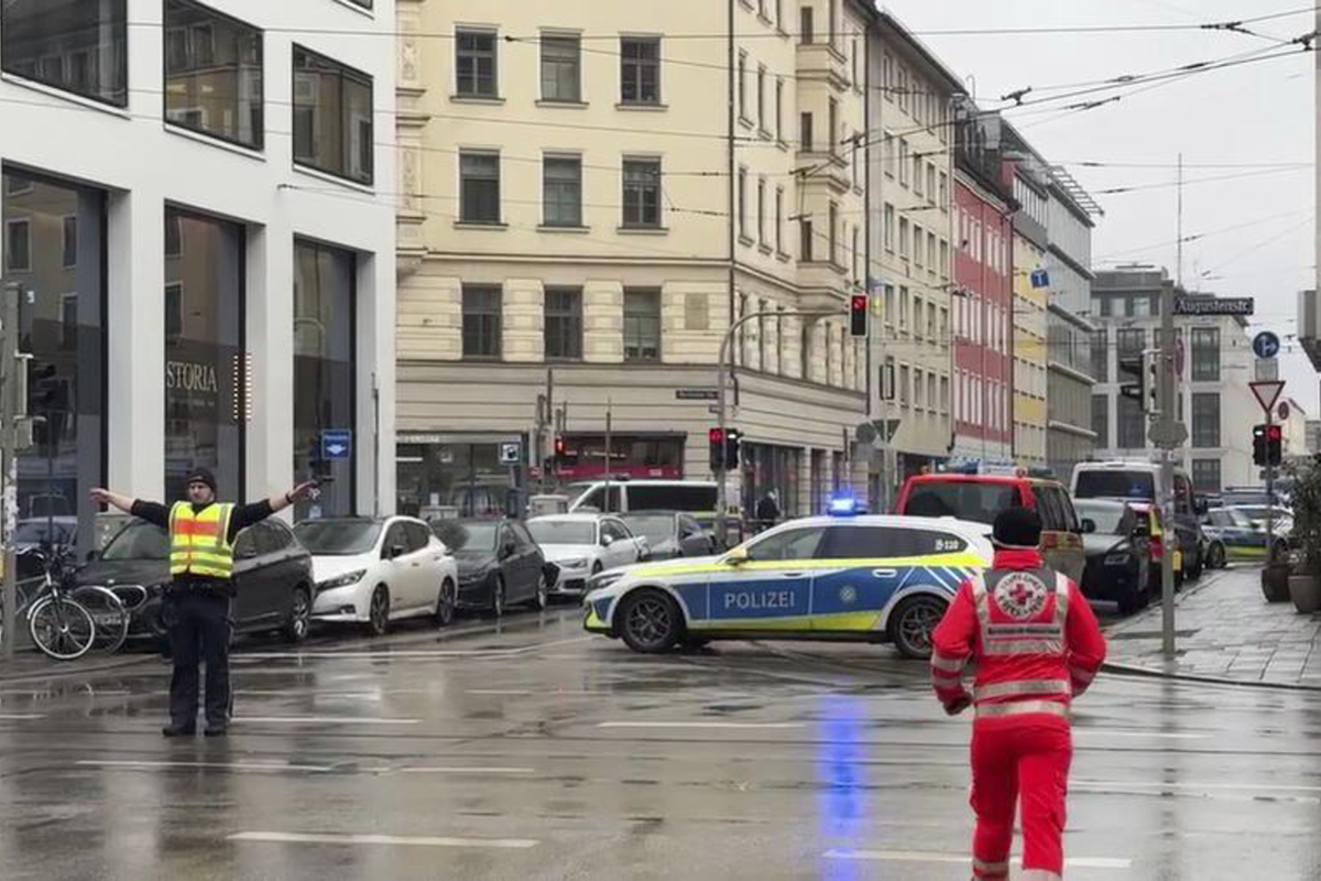 nehoda Nemecko Mníchov hasiči polícia páska sanitka