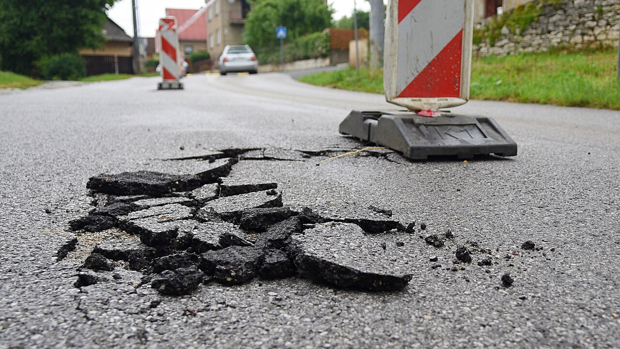 poškodená cesta asfalt