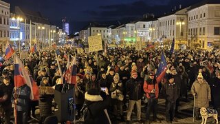 Na protest v Banskej Bystrici prišli podľa organizátorov tisícky ľudí. Žiadali pád vlády, Ficovi to odkázali valentínkami