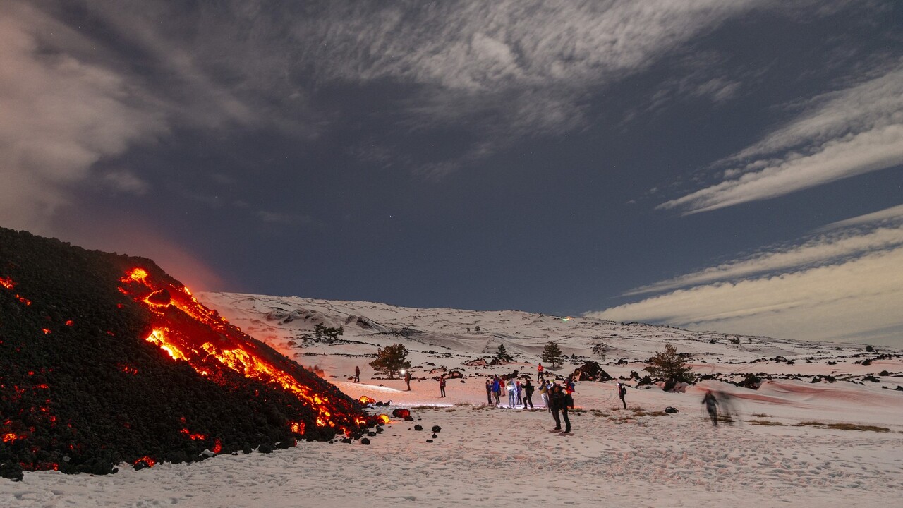 sopka Etna láva turisti