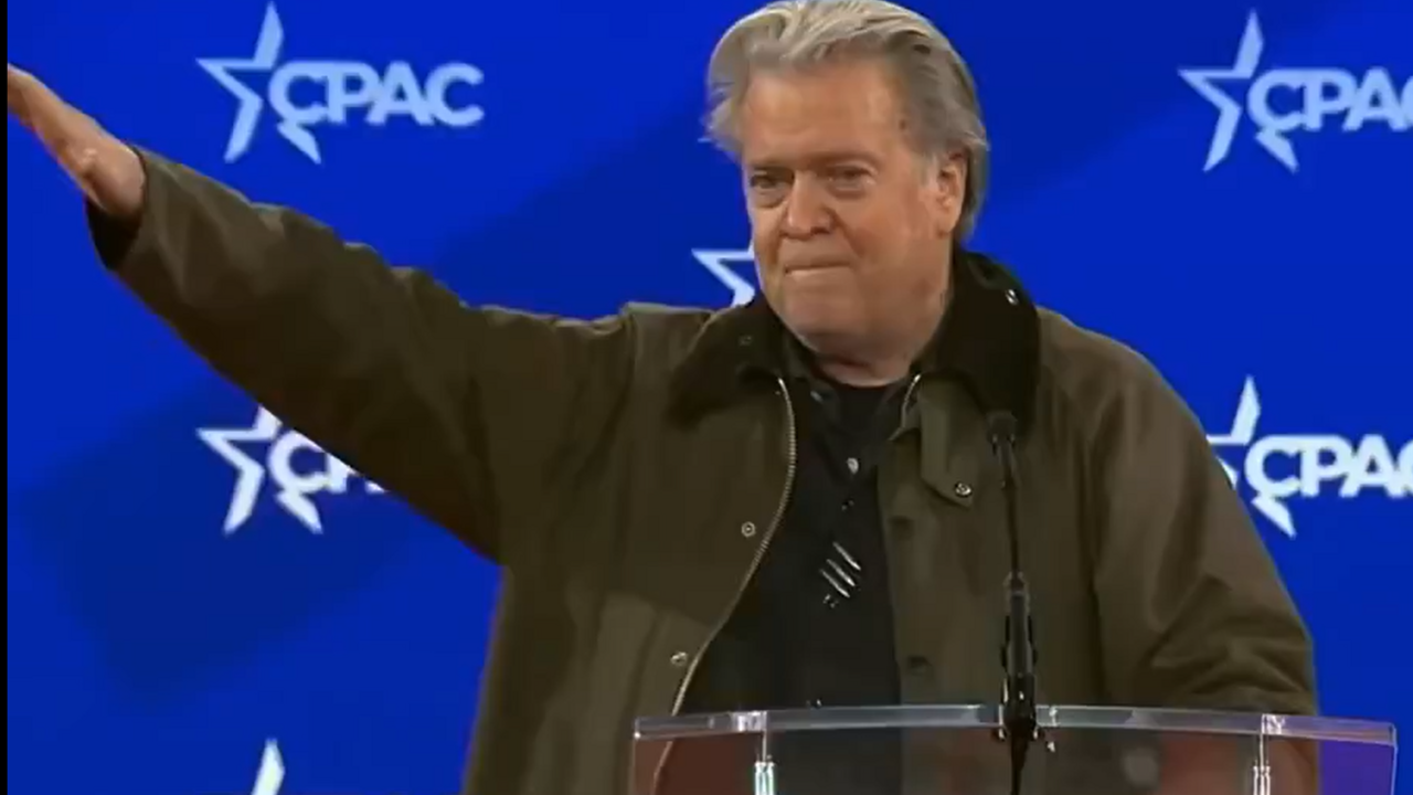 bannon na cpac.png