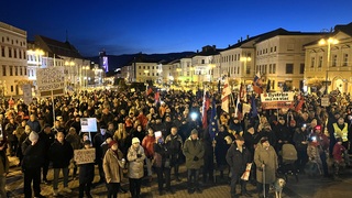 Dôvody na protesty stále nepominuli. V Banskej Bystrici ľudia už deviatykrát vyjadrili na námestí nesúhlas s vládou