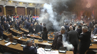 Chaos v srbskom parlamente. Opozícia zapálila dymovnice na protest proti vláde v demisii