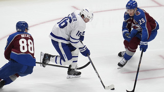 NHL: MacKinnon sa stal stým hráčom s tisíckou bodov, oslavu však zrušil ofsajd. Colorado predĺžilo víťaznú sériu