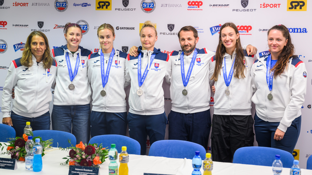 Zľava trénerka Janette Husárová, tenistky Renáta Jamrichová, Anna Karolína Schmiedlová, Rebecca Šramková, kapitán slovenského tímu Matej Lipták, Tereza Mihalíková a Viktória Hrunčáková pózujú so striebornými medailami počas tlačovej konferencie po návrate slovenských tenistiek po finále Pohára Billie-Jean Kingovej v Bratislave 21. novembra 2024.