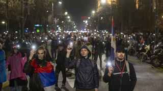 Ľudí rozohnal desivý zvuk, aktivisti hovoria o zakázanej zbrani. Protest v Srbsku sa zapísal do histórie