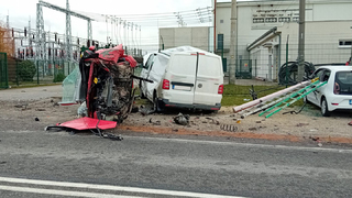 Nešťastná nehoda na Myjave. Muž vrazil do stojaceho auta,  pri transporte do nemocnice zomrel