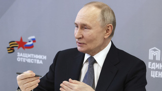 Podmienka pre mier? Putin žiada zastavenie dodávok zbraní na Ukrajinu, informuje Bloomberg