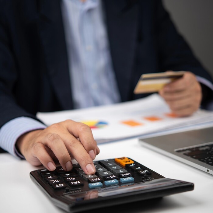 kalkulačka počítač platobná karta financie daň