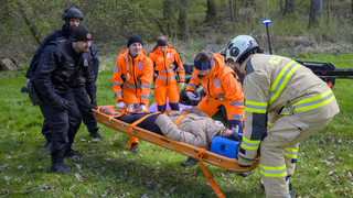 Záchranárov na cvičení zaskočila streľba. Fingovaný útok zvládli, skúsenosť im pomôže v praxi