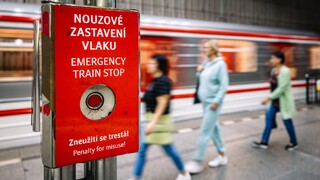 metro, linka B, núdzové zastavenie vlaku, tlačítko Praha